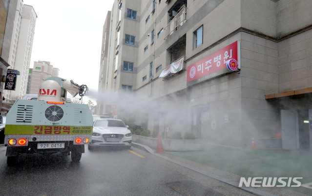 [대구=뉴시스] 이무열 기자 = 27일 오후 대구 달성군 관계자들이 50여 명의 신종 코로나바이러스 감염증(코로나19) 확진자가 발생한 달성군 다사읍 제이미주병원 주변을 방역하고 있다. 2020.03.27.lmy@newsis.com