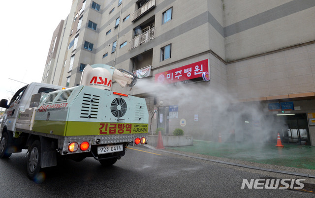 [대구=뉴시스] 이무열 기자 = 27일 오후 대구 달성군 관계자들이 50여 명의 신종 코로나바이러스 감염증(코로나19) 확진자가 발생한 달성군 다사읍 제이미주병원 주변을 방역하고 있다. 2020.03.27. lmy@newsis.com