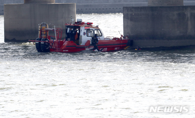 [서울=뉴시스] 전진환 기자 = 지난해 한강에서 수난구조대가 수색작업을 하고 있다. 2020.03.27. amin2@newsis.com
