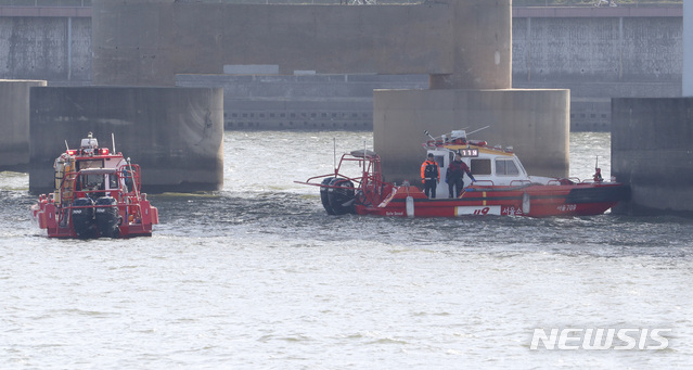 [서울=뉴시스] 전진환 기자 = 지난 27일 수난구조대가 한강 영동대교 중간지점에서 텔레그램 '박사방' 관련 유서를 남기고 투신한 40대 남성에 대한 수색을 하고 있다. 2020.03.27. amin2@newsis.com