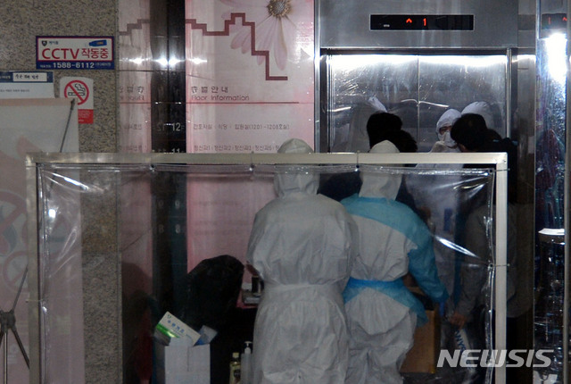 [대구=뉴시스] 이무열 기자 = 27일 오후 신종 코로나바이러스 감염증(코로나19) 확진자가 50여 명이 발생한 대구 달성군 다사읍 제이미주병원으로 물품이 반입되고 있다. 2020.03.27.lmy@newsis.com