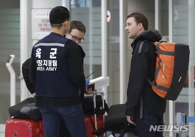 [인천공항=뉴시스] 최동준 기자 = 신종 코로나바이러스 감염증(코로나19) 해외 유입 차단 미국발 입국자 검역 강화조치가 시행된 27일 인천국제공항에서 외국인 입국자들이 육군 현장지원팀으로부터 이동 안내를 받고 있다. 2020.03.27.   photocdj@newsis.com