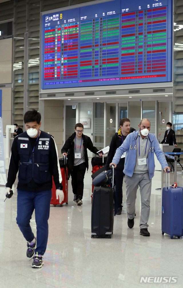 [인천공항=뉴시스] 최동준 기자 = 신종 코로나바이러스 감염증(코로나19) 해외 유입 차단 미국발 입국자 검역 강화조치가 시행된 27일 인천국제공항에서 외국인 입국자들이 육군 현장지원팀으로부터 이동 안내를 받고 있다. 2020.03.27. photocdj@newsis.com