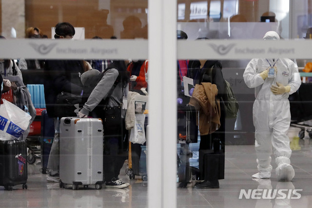 [인천공항=뉴시스] 최동준 기자 = 신종 코로나바이러스 감염증(코로나19) 해외 유입 차단 입국자 검역 강화조치가 강화된 27일 인천국제공항에서 코로나19 유증상을 보인 해외 입국자들이 격리 시설로 이동하기 위해 모여 있다. 2020.03.27. photocdj@newsis.com