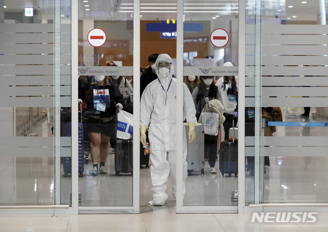 [인천공항=뉴시스] 최동준 기자 = 신종 코로나바이러스 감염증(코로나19) 해외 유입 차단 입국자 검역 강화조치가 강화된 27일 인천국제공항에서 코로나19 유증상을 보인 해외 입국자들이 격리 시설로 향하는 버스로 이동하고 있다. 2020.03.27. photocdj@newsis.com