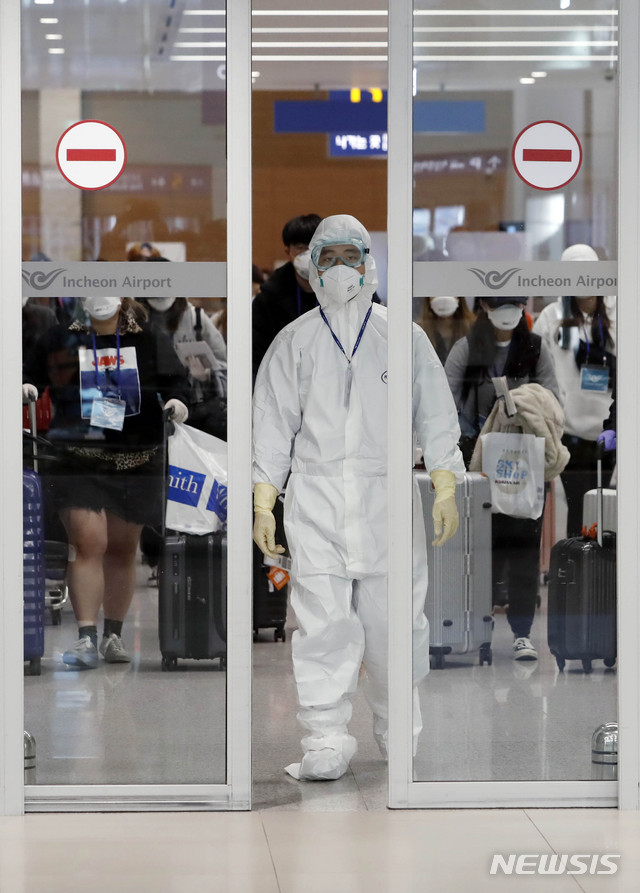 [인천공항=뉴시스] 최동준 기자 = 신종 코로나바이러스 감염증(코로나19) 해외 유입 차단 입국자 검역 강화조치가 강화된 27일 인천국제공항에서 코로나19 유증상을 보인 해외 입국자들이 격리 시설로 향하는 버스로 이동하고 있다. 2020.03.27. photocdj@newsis.com