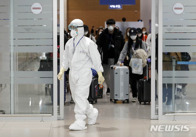 [인천공항=뉴시스] 최동준 기자 = 신종 코로나바이러스 감염증(코로나19) 해외 유입 차단 입국자 검역 강화조치가 강화된 27일 인천국제공항에서 코로나19 유증상을 보인 해외 입국자들이 격리 시설로 향하는 버스로 이동하고 있다. 2020.03.27.   photocdj@newsis.com