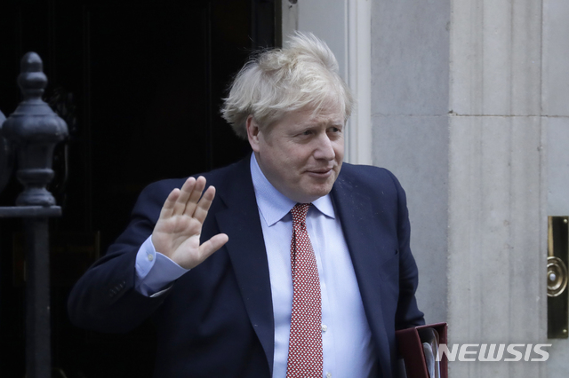 [런던=AP/뉴시스] 영국의 보리스 존슨 총리가 25일 하원의 수요일 정기 총리질의응답 의정에 참여하기 위해 총리관저를 떠나며 손을 흔들고 있다  2020. 3. 27.