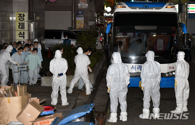 [대구=뉴시스] 이무열 기자 = 27일 오후 신종 코로나바이러스 감염증(코로나19) 확진자 60여 명이 발생한 대구 달성군 다사읍 제이미주병원에서 대구의료원으로 이송되는 환자들이 버스에 탑승하고 있다. 2020.03.27.lmy@newsis.com