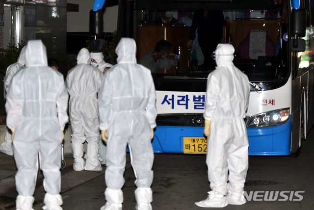 [대구=뉴시스] 이무열 기자 = 27일 오후 신종 코로나바이러스 감염증(코로나19) 확진자 60여 명이 발생한 대구 달성군 다사읍 제이미주병원에서 대구의료원으로 이송되는 환자들이 버스에 탑승하고 있다. 2020.03.27.lmy@newsis.com