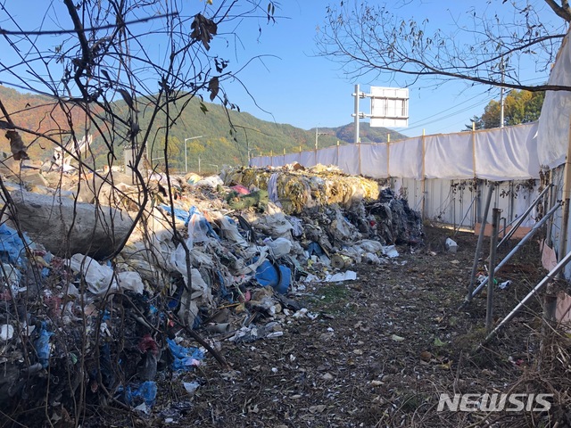 [안동=뉴시스] 봉화군 소천면 한 공사현장에 불법투기된 폐기물. (사진=뉴시스 DB) 2022.02.18