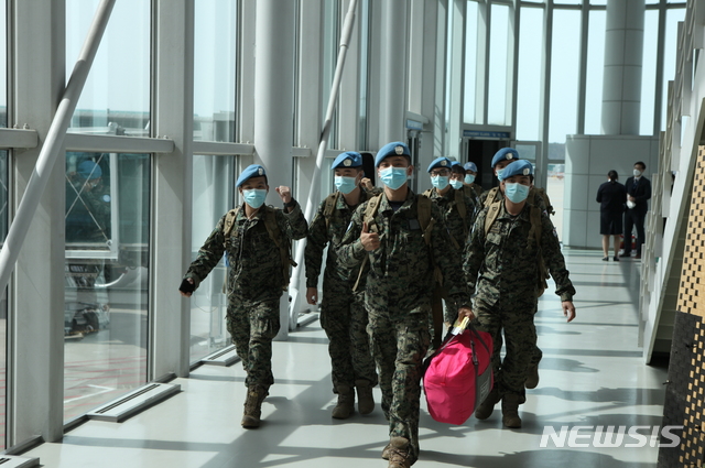 [서울=뉴시스] 인천공항에 도착한 한빛부대원들. 2020.03.28. (사진=국방부  제공)