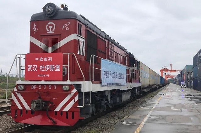 [서울=뉴시스] 중국과 유럽을 잇는 국제 화물 열차가 신종 코로나바이러스 감염증(코로나19)로 가장 큰 피해를 본 중국 후베이성 우한시에서 출발했다. 28일 오전 중국-유럽 화물열차가 우한역에서 출발 준비를 하고 있다. <사진출처: 중국 중앙(CC) TV> 2020.03.28 