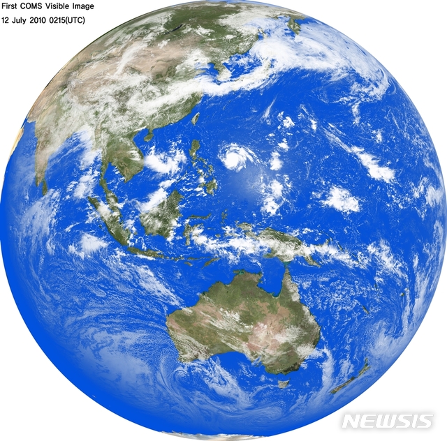 [서울=뉴시스] 천리안위성 1호의 첫 영상(컬러변환). (자료=기상청 제공)