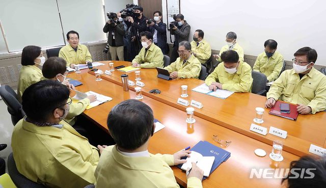 [서울=뉴시스]김선웅 기자 = 정세균 국무총리가 28일 오전 서울 종로구 정부서울청사에서 코로나19 개학연기와 관련해 열린 전국 시도교육감 간담회에서 모두발언을 하고 있다. 2020.03.28. photo@newsis.com