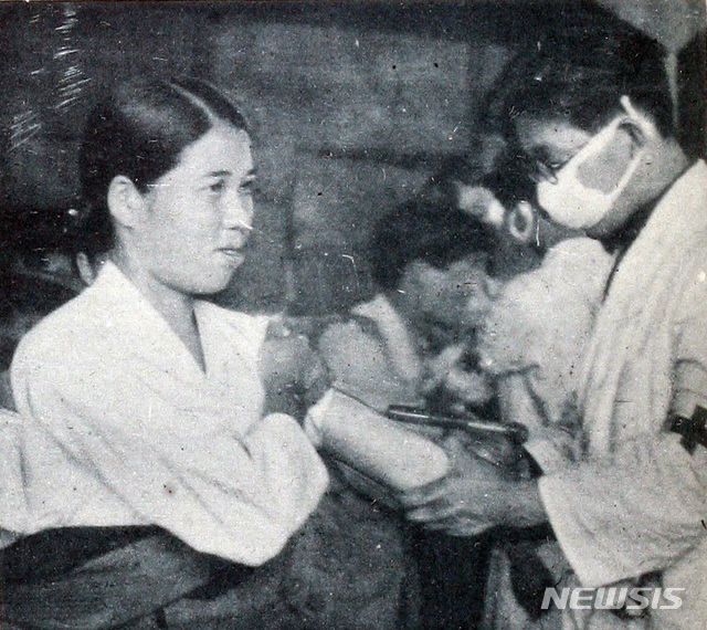 [서울=뉴시스] 1946년 여름 서울역에서 의사들이 콜레라 퇴치를 위해 예방 접종을 하고 있다. 서울은 그나마 사정이 좋았지만 한반도 전역에서 1946년 5월부터 10월 중순까지 약 1만 6천여 명이 콜레라에 걸렸고, 그중 1만여 명이 사망했다. (사진=미디어한국학 제공) 2020.03.29. photo@newsis.com