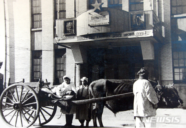 [서울=뉴시스] 1946년 소련에서 파견된 간호사들이 달구지에 실려 온 환자를 살펴보고 있다. 소련은 이북지역에 콜레라가 발생하자 300여 명의 군의관과 방역부대를 북한에 파견했다. (사진=미디어한국학 제공) 2020.03.29. photo@newsis.com
