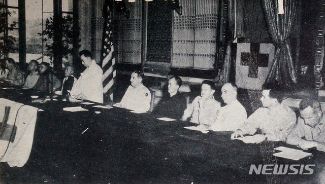 [서울=뉴시스] 1946년 7월 27일 오후 미군정청 제1 회의실에서 미군 당국과 정계 요인들이 참가한 가운데 열린 조선적십자사 창립총회에서 총재로 선출된 김규식(金奎植)이 연설하고 있다. (사진=미디어한국학 제공) 2020.03.29. photo@newsis.com