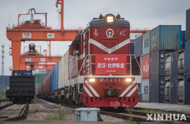 [우한=신화/뉴시스] ﻿﻿﻿﻿러시아 드론의 영공 침범에 따른 긴장 고조로 폴란드가 벨라루스와의 국경을 전면 폐쇄하면서, 중국과 유럽을 잇는 대표적인 물류 루트인 중-유럽 화물열차 운행이 중단됐다. 사진은 중국-유럽 화물열차 자료사진, 2025.09.22 