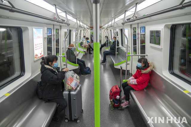 [우한=신화/뉴시스] 지난달 28일 중국 후베이성 우한시 지하철 운행이 재개된 가운데 마스크를 쓴 승객들이 지하철에 탄 모습. 2020.04.08 