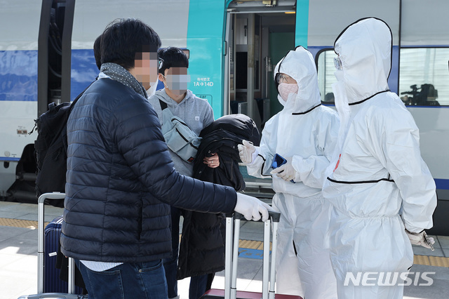 [대전=뉴시스]조명휘 기자 = 대전시 보건 의료진들이 29일 미국과 유럽에서 입국해 대전역에 도착한 시민들을 코로나19와 관련한 검체 채취를 위해 임시격리시설로 안내하고 있다. (사진= 대전시 제공) 2020.03.29. photo@newsis.com