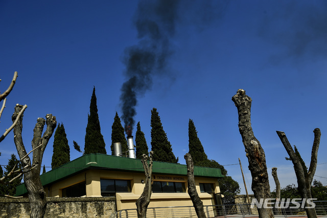 [로그로뇨=AP/뉴시스]28일(현지시간) 스페인 북부 로그로뇨 소재 한 묘지 화장터에서 연기가 솟고 있다. 스페인에선 28일(현지시간) 기준 신종 코로나바이러스 감염증(코로나19)으로 인한 누적 사망자가 5800명을 넘어섰다. 2020.03.29. 