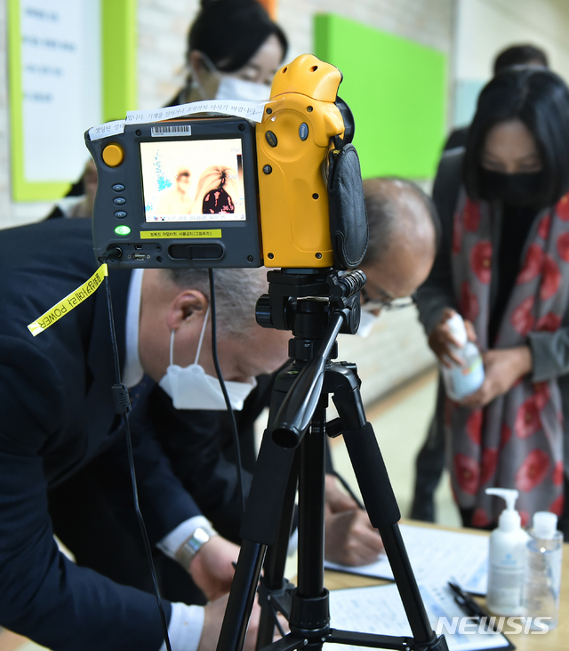 [수원=뉴시스] 김종택 기자 = 신종 코로나바이러스 감염증(코로나19) 확산 예방을 위해 제21대 국회의원선거에 출마하는 경기 수원시 한 후보 선거캠프에서 29일 관계자들이 열화상 카메라를 설치해 방문객과 직원들의 발열 여부를 실시간으로 확인하고 있다. 2020.03.29.semail3778@naver.com