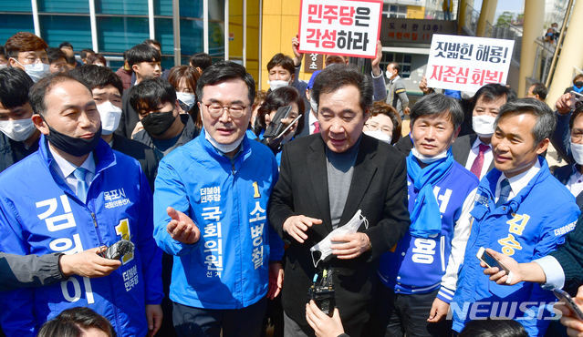 [순천=뉴시스] 류형근 기자 = 이낙연 더불어민주당 코로나19국난극복위원장이 29일 오후 전남 순천시 해룡면 신대출장소 앞에서 21대 국회의원 선거 순천선거구 분구에 대해 설명하고 있다. 2020.00.00&nbsp; hgryu77@newsis.com