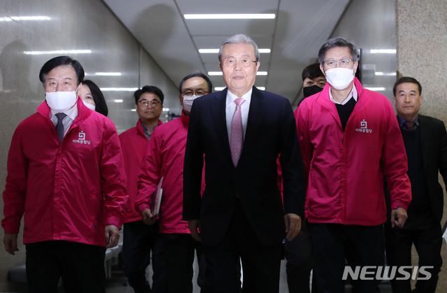 [서울=뉴시스] 김진아 기자 = 김종인 미래통합당 총괄선거대책위원장이 29일 서울 여의도 국회에서 코로나19 비상경제대책 기자회견을 하기 위해 회견장으로 향하고 있다. 2020.03.29. bluesoda@newsis.com
