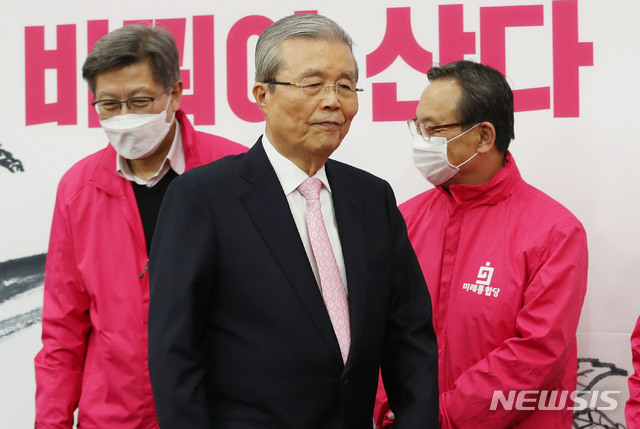 [서울=뉴시스] 김진아 기자 = 김종인 미래통합당 총괄선거대책위원장이 29일 서울 여의도 국회에서 코로나19 비상경제대책 기자회견을 마친 후 회견장을 나서고 있다. 2020.03.29. bluesoda@newsis.com