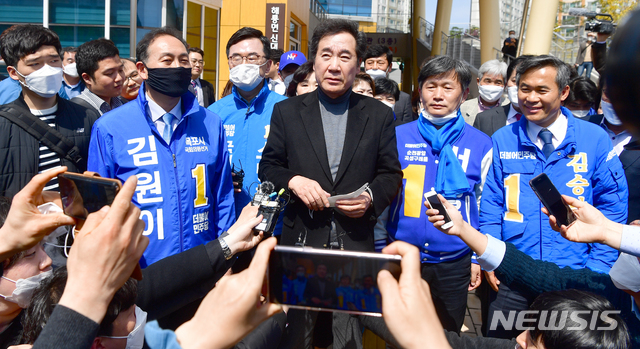 [순천=뉴시스] 류형근 기자 = 이낙연 더불어민주당 코로나19국난극복위원장이 29일 오후 전남 순천시 해룡면 신대출장소 앞에서 21대 국회의원 선거 순천선거구 분구에 대해 설명하고 있다. 2020.03.29 hgryu77@newsis.com