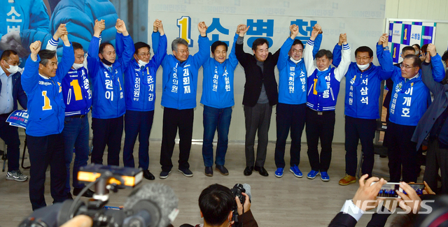 [순천=뉴시스] 류형근 기자 = 이낙연 더불어민주당 코로나19국난극복위원장과 전남지역 후보들이 29일 오후 전남 순천시 조례동 소병철 후보 선거캠프에서 '전남동남권의과대학설립공동추진위원회 및 여수·순천10·19사건특별법제정공동추진위원회 결성식'을 한 뒤 손을 맞잡고 지지를 호소하고 있다. 2020.03.29&nbsp; hgryu77@newsis.com 