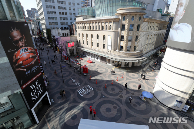 [서울=뉴시스] 이윤청 기자 = 신종 코로나바이러스 감염증(코로나19) 확산 우려가 계속되는 가운데 29일 오후 서울 중구 명동거리가 한산한 모습을 보이고 있다. 2020.03.29. radiohead@newsis.com