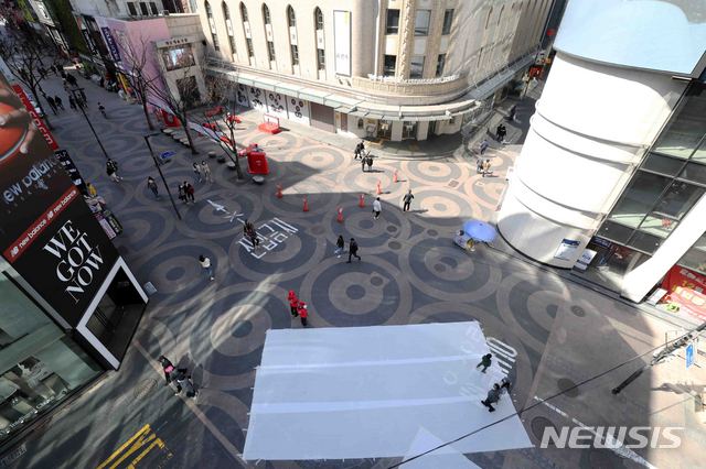 [서울=뉴시스] 이윤청 기자 = 신종 코로나바이러스 감염증(코로나19) 확산 우려가 계속되는 가운데 29일 오후 서울 중구 명동거리가 한산한 모습을 보이고 있다. 2020.03.29.&nbsp; radiohead@newsis.com