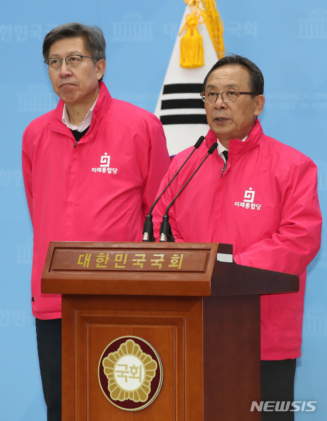 [서울=뉴시스] 김진아 기자 = 신세돈 미래통합당 공동선대위원장이 29일 서울 여의도 국회에서 김종인 총괄선거대책위원장의 코로나19 비상경제대책 기자회견 관련 브리핑을 하고 있다. 왼쪽은 박형준 미래통합당 공동선대위원장. 2020.03.29. bluesoda@newsis.com