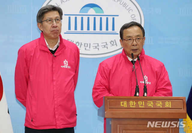 [서울=뉴시스] 김진아 기자 = 신세돈 미래통합당 공동선대위원장이 29일 서울 여의도 국회에서 김종인 총괄선거대책위원장의 코로나19 비상경제대책 기자회견 관련 브리핑을 하고 있다. 왼쪽은 박형준 미래통합당 공동선대위원장. 2020.03.29. bluesoda@newsis.com