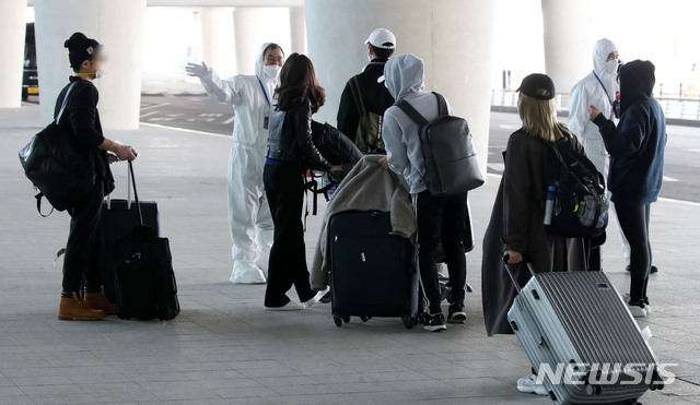 [인천공항=뉴시스] 고범준 기자 = 신종 코로나바이러스 감염증(코로나19) 무증상자의 안전 귀가를 위해 해외입국자 전용 KTX칸과 공항버스가 운행되고 있는 가운데 29일 오후 인천국제공항 제2터미널에서 독일 프랑크푸르트와 영국 런던 발 여객기를 타고 입국한 승객들이 KTX 광명역으로 향하는 버스에 탑승하기 위해 대기하고 있다. 2020.03.29. bjko@newsis.com