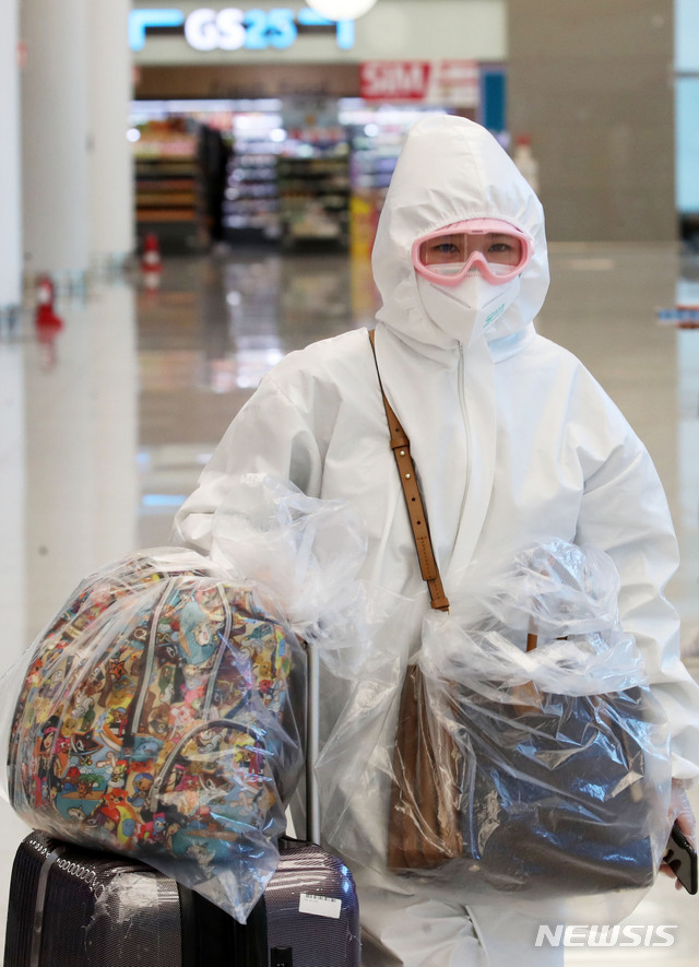 [인천공항=뉴시스] 고범준 기자 = 코로나바이러스 감염증(코로나19) 사태가 이어지고 있는 가운데 29일 오후 인천국제공항 제2터미널에서 방호복과 고글을 쓴 한 중국인이 입국하고 있다. 2020.03.29. bjko@newsis.com