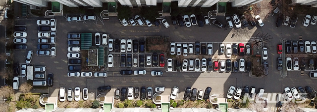 [수원=뉴시스] 김종택 기자 = 신종 코로나바이러스 감염증(코로나19) 확산으로 시민들이 외출을 자제하고 있는 가운데 29일 오후 경기 수원시 영통구 한 아파트 단지 주차장에 차량이 빼곡히 주차되어 있다. 2020.03.29.&nbsp; semail3778@naver.com