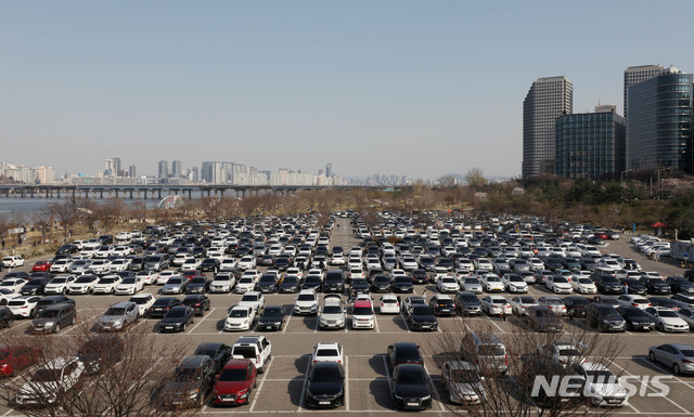 [서울=뉴시스]김병문 기자 = 신종 코로나바이러스 감염증(코로나19) 확산 방지를 위해 각 봄꽃축제가 취소되는 가운데 29일 오후 서울 영등포구 여의도 한강공원 주차장이 챠량으로 가득 차 있다. 2020.03.29. dadazon@newsis.com