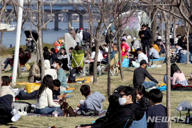 [서울=뉴시스]김병문 기자 = 신종 코로나바이러스 감염증(코로나19) 확산 방지를 위해 각 봄꽃축제가 취소되는 가운데 29일 오후 서울 영등포구 여의도 한강공원에서 시민들이 봄나들이를 즐기고 있다. 2020.03.29.&nbsp; dadazon@newsis.com 