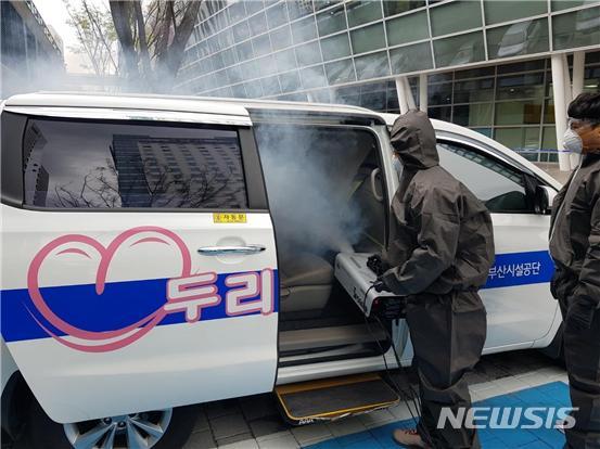  [부산=뉴시스] 허상천 기자 = 부산시는 미국·유럽에서 온 입국자가 부산역에 도착 후 부산역에서 거주지까지 긴급 격리 수송한다고 30일 밝혔다. 2020.03.30. (사진 = 부산시 제공) photo@newsis.com