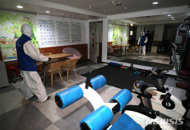 [서울=뉴시스] 서울 강남구의 소독분무기를 활용해 고시텔 방역을 하는 모습. (사진=서울 강남구 제공) 2020.03.30. photo@newsis.com 