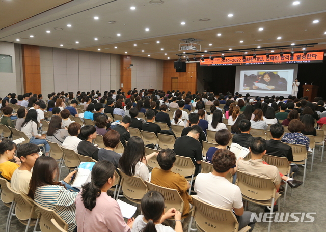 [서울=뉴시스] 서울 금천구의 고등학교 대상 진학상담 모습. (사진=서울 금천구 제공) 2020.03.30. photo@newsis.com 