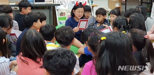 [안동=뉴시스] 지난해 포항 이동초등학교의 '도깨비 시장에 놀러오세요' 프로젝트 학습 활동 장면. (사진=경북교육청 제공) 2020.03.30