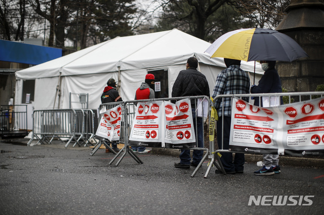 [뉴욕=AP/뉴시스]29일(현지시간) 미국 뉴욕의 브루클린 병원 밖 선별 진료소에 신종 코로나바이러스 감염증(코로나19) 검사를 받으려는 사람들이 줄 서서 순서를 기다리고 있다. 앤드루 쿠오모 뉴욕주지사는 뉴욕주 코로나19 확진자가 7195명 늘어난 5만9513명으로, 사망자는 965명으로 집계됐다며 상황이 더욱 악화할 수 있다고 말했다. 2020.03.30.