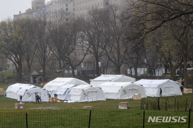  [뉴욕=AP/뉴시스]비영리 구호단체 '사마리아인의 지갑'(Samaritan's Purse) 회원들이 29일(현지시간) 미국 뉴욕의 마운트 시나이 병원 건너편 센트럴 파크에 인공호흡기 등 68개 병상을 갖춘 응급 야전병원을 짓고 있다. 앤드루 쿠오모 뉴욕주지사는 뉴욕주 신종 코로나바이러스 감염증(코로나19) 확진자가 7195명 늘어난 5만9513명으로, 사망자는 965명으로 집계됐다며 상황이 더욱 악화할 수 있다고 말했다. 2020.03.30. 