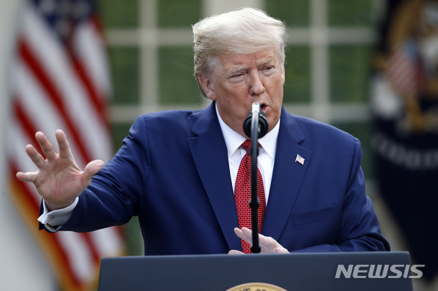 [워싱턴=AP/뉴시스]도널드 트럼프 미국 대통령이 29일(현지시간) 백악관에서 신종 코로나바이러스 감염증(코로나19) 대응 언론 브리핑을 하고 있다. 트럼프 대통령은 미국 전역의 코로나19 확진 환자가 13만7000명, 사망자가 2400명에 달하며 무섭게 확산하자 연방정부의 사회적 거리 두기 등 규제와 격리 기간을 한 달 연장했다. 2020.03.30.