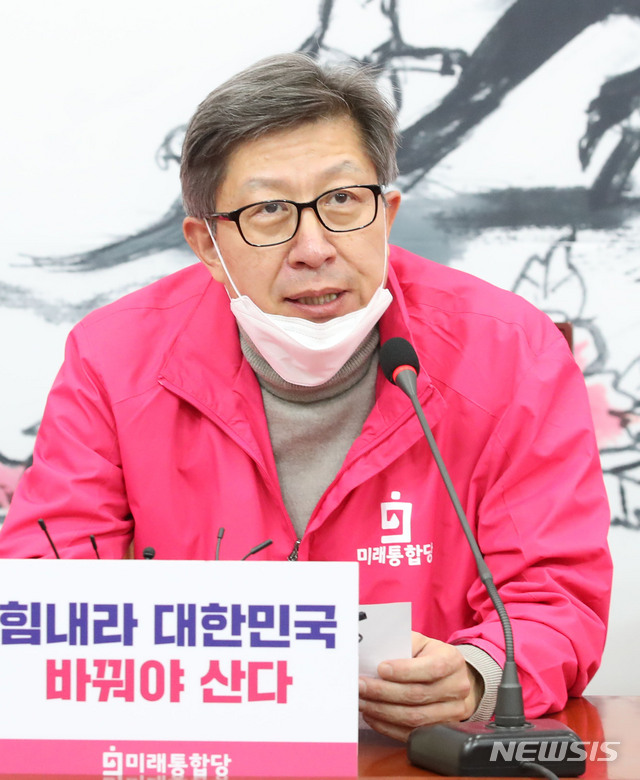 [서울=뉴시스] 김진아 기자 = 박형준 미래통합당 공동선대위원장이 30일 서울 여의도 국회에서 열린 중앙선거대책위원회의에서 발언하고 있다. 2020.03.30. bluesoda@newsis.com