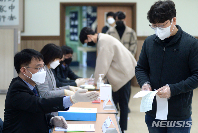 [전주=뉴시스] 김얼 기자 = 전라북도선거관리위원회 관계자들은 30일 전북 전주시 전라북도선거관리위원회 회의실에서 신종 코로나바이러스 감염증(코로나19)에 제21대 총선 투표관리 특별대책을 추진해 안심 투표소를 시범 운영하고 있다. 2020.03.30. pmkeul@newsis.com